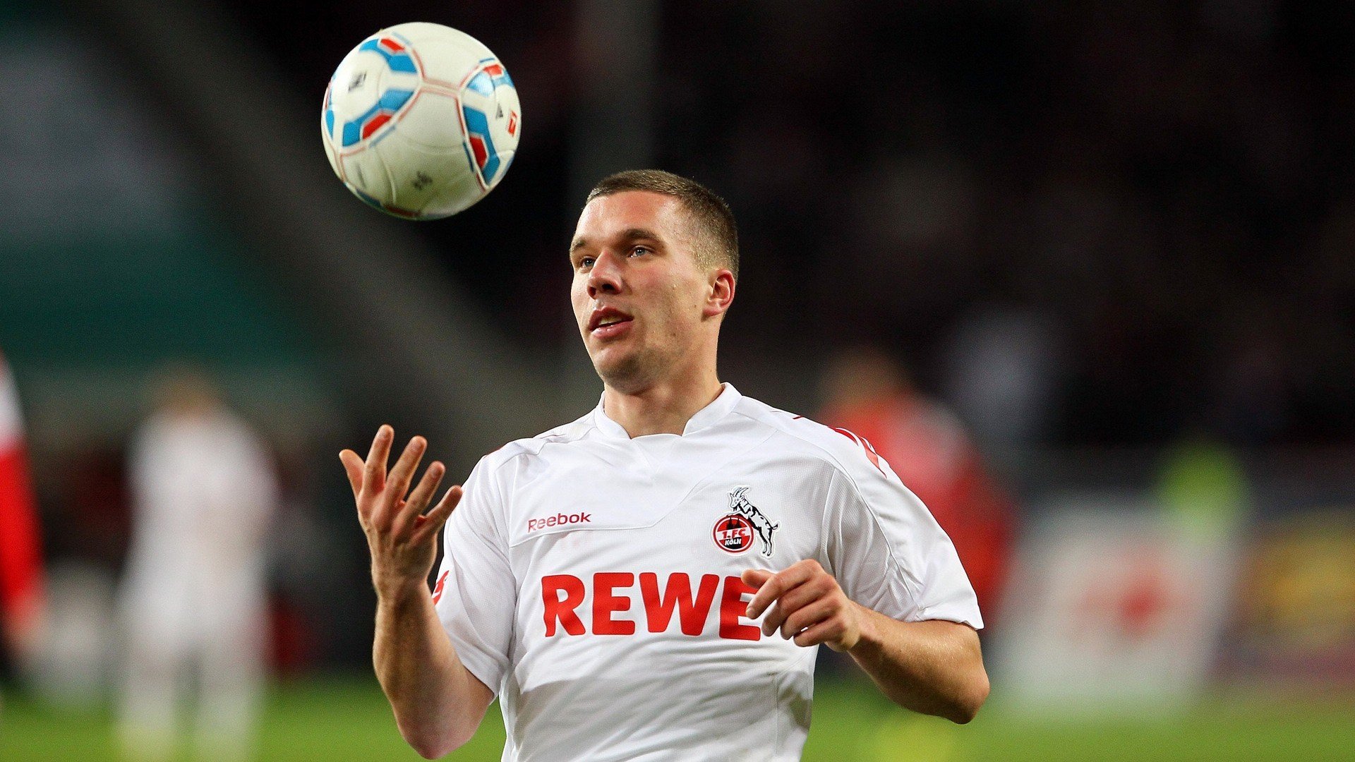 雷速体育入口-当足球与F1的激情交汇，罗马击溃尤文之夜，法比尼奥如何接管年度争冠赛道