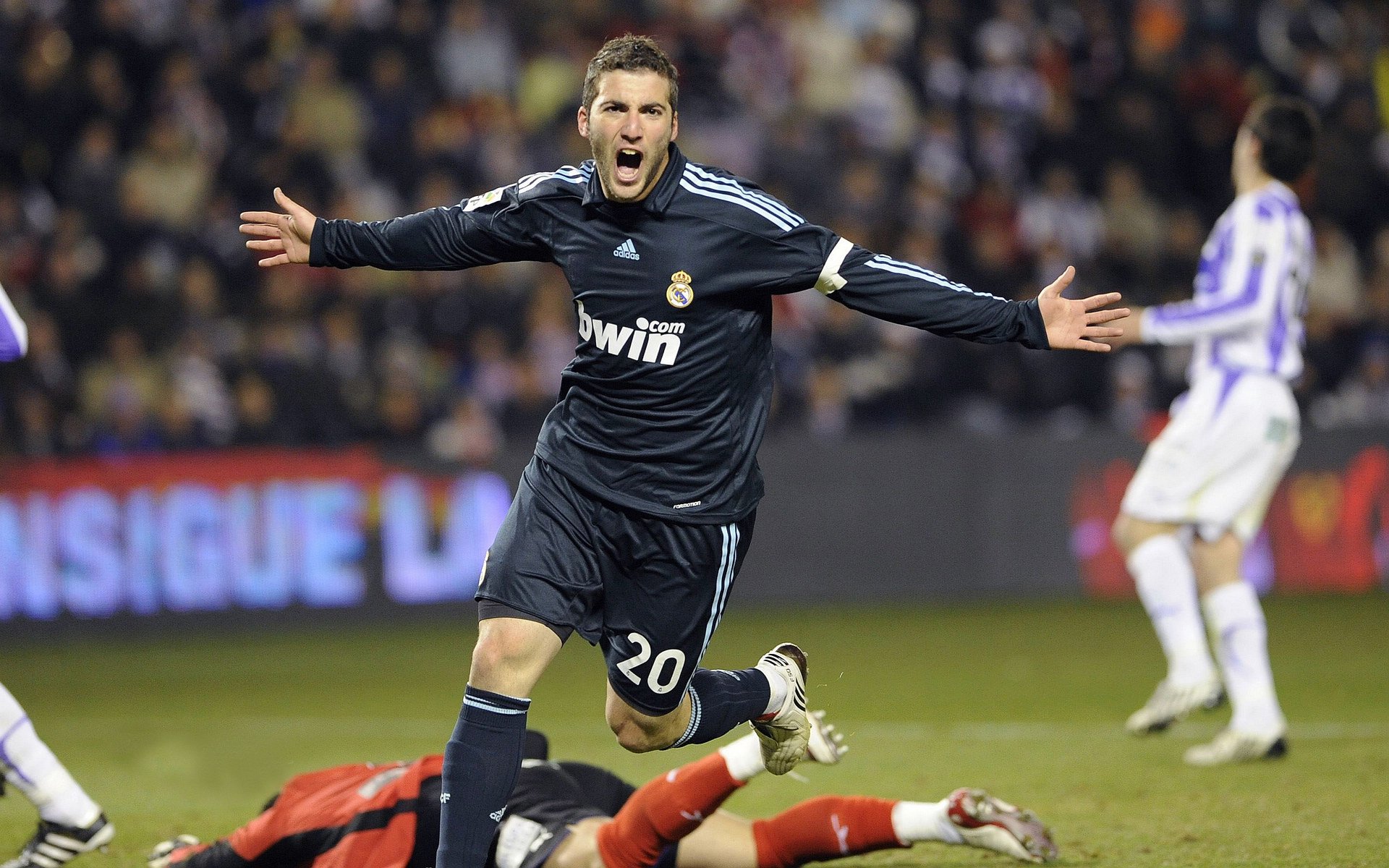 法拉利轻取阿斯顿马丁，塞恩斯带队取胜，红魔的战术智慧与团队韧性